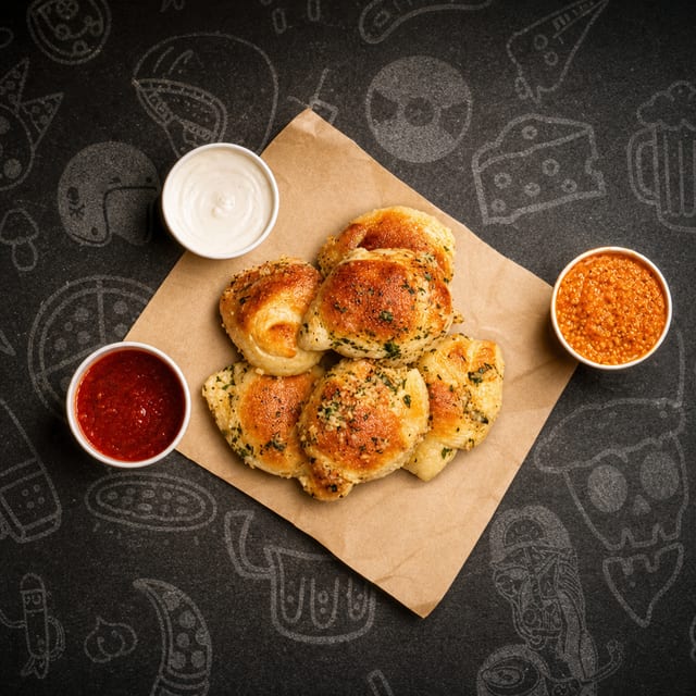 3 garlic knots.